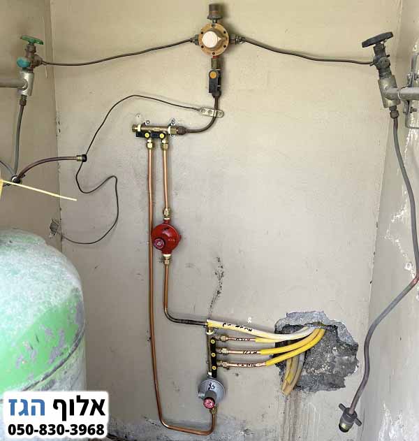 פיצול ל-4 נקודות גז והתקנת מרכזיית מיכלים ומחליף אוטומטי