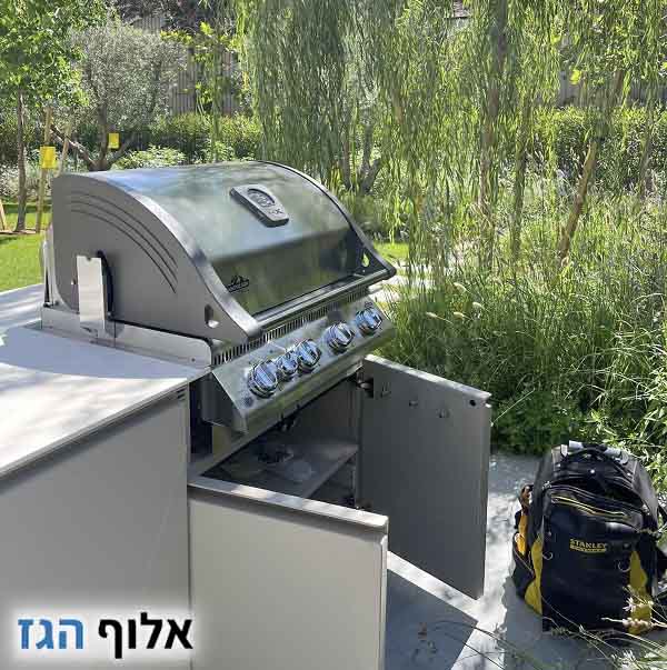 התקנת גריל גז בחצר של בית פרטי
